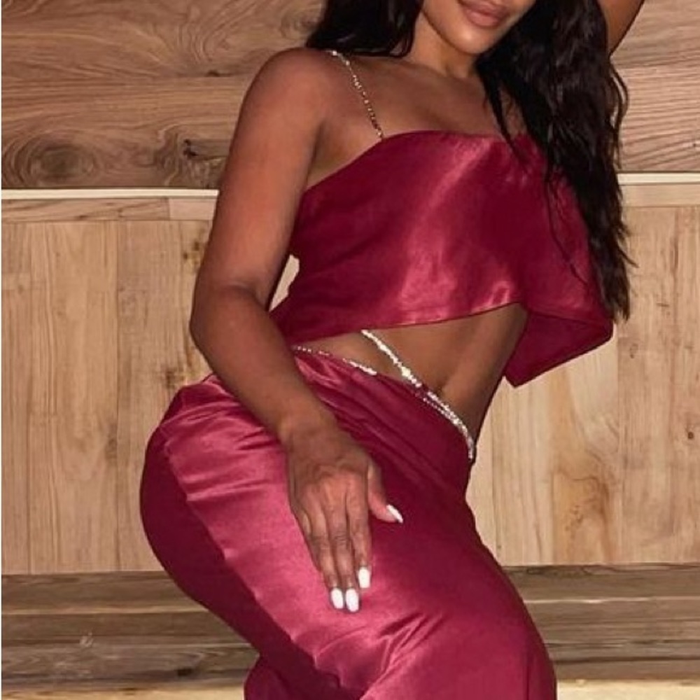 Meshki DAYANA
Straight Cut Crop Top & skirt set. Color Wine